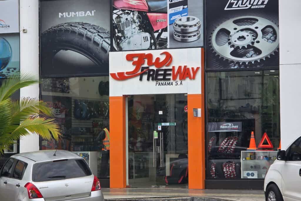 Fachada Freeway Panama en la Zona Libre de Colon distribuidor de repuestos para autos y motos
