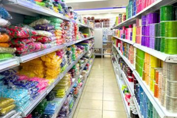 Mega Ensambles Int. S.A. es una empresa ubicada en la Zona Libre de Colón, Panamá, dedicada a la distribución mayorista de productos para bisutería, sedería, decoración y artículos de temporada.