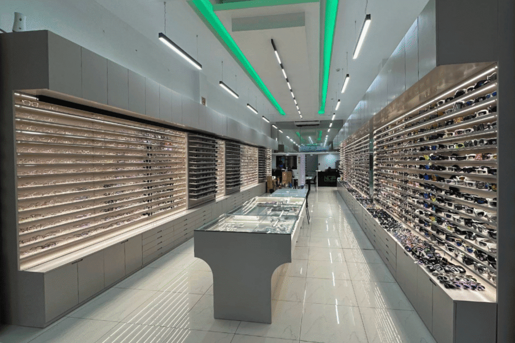 Fachada de Monturas y Gafas NLP en la Zona Libre de Colón, República de Panamá