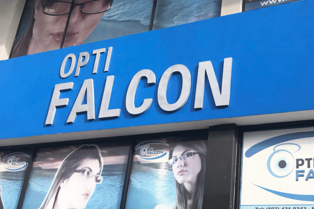 Fachada de Optifalcon en la Zona Libre de Colón, República de Panamá