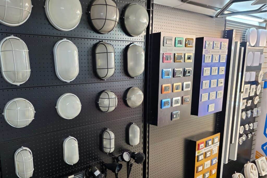 Sel International S.A. es una empresa con más de 30 años de experiencia en el sector eléctrico, especializada en la importación y distribución mayorista de iluminación, lámparas y materiales eléctricos desde la Zona Libre de Colón y Ciudad de Panamá.