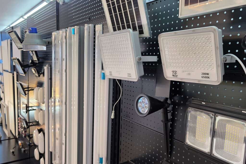 Sel International S.A. es una empresa con más de 30 años de experiencia en el sector eléctrico, especializada en la importación y distribución mayorista de iluminación, lámparas y materiales eléctricos desde la Zona Libre de Colón y Ciudad de Panamá.