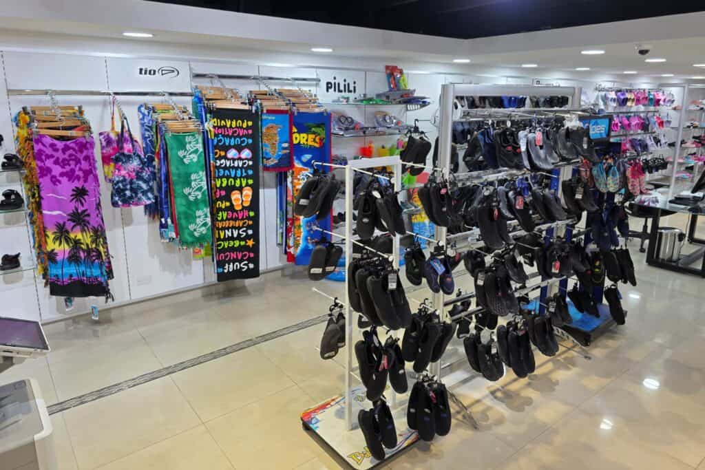 Elbros cuenta con un portafolio amplio que incluye calzado para dama, caballero y niños, sandalias y productos de playa, medias y calcetines, ropa interior, ropa para bebés, además de balones y calzado deportivos.