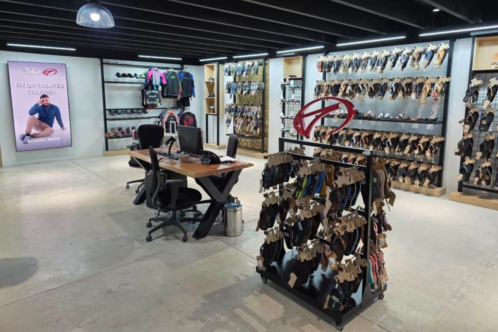 Elbros cuenta con un portafolio amplio que incluye calzado para dama, caballero y niños, sandalias y productos de playa, medias y calcetines, ropa interior, ropa para bebés, además de balones y calzado deportivos.