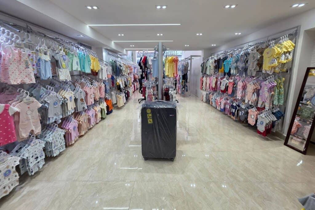 Elbros cuenta con un portafolio amplio que incluye calzado para dama, caballero y niños, sandalias y productos de playa, medias y calcetines, ropa interior, ropa para bebés, además de balones y calzado deportivos.