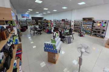 BP Connecting World S.A. es un proveedor mayorista con sede en la Zona Libre de Colón, especializado en la importación y distribución al por mayor de productos electrónicos, iluminación solar, parlantes y bocinas, radios portátiles, ventiladores recargables, accesorios para celulares y computadoras, artículos para el hogar, balones deportivos y bolsas de regalo.