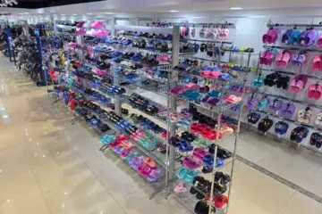 Elbros cuenta con un portafolio amplio que incluye calzado para dama, caballero y niños, sandalias y productos de playa, medias y calcetines, ropa interior, ropa para bebés, además de balones y calzado deportivos.