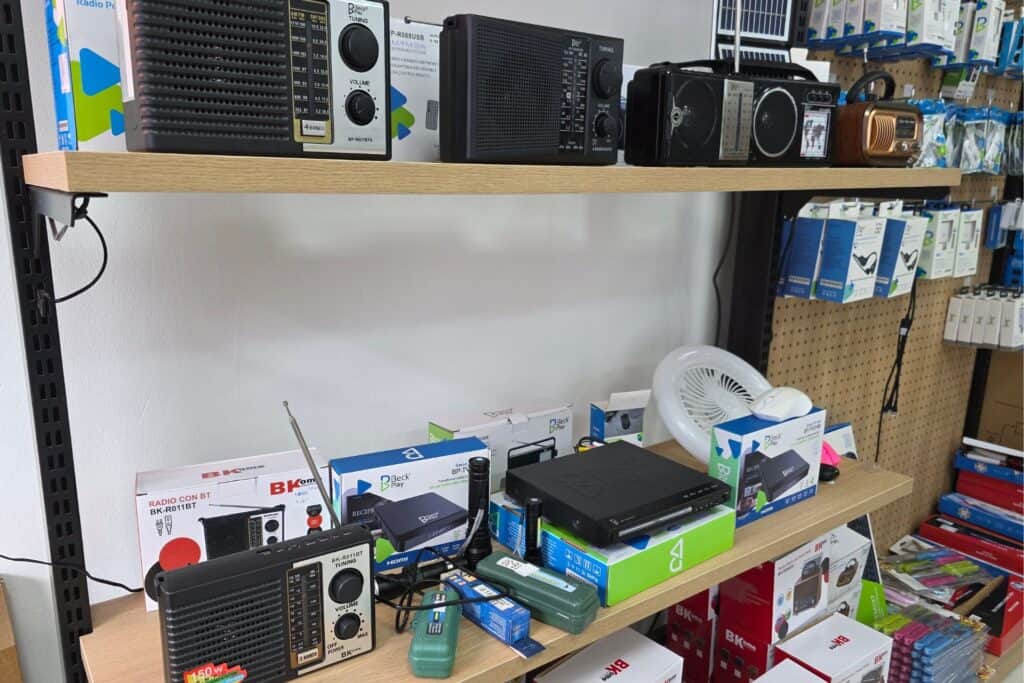 BP Connecting World S.A. es un proveedor mayorista con sede en la Zona Libre de Colón, especializado en la importación y distribución al por mayor de productos electrónicos, iluminación solar, parlantes y bocinas, radios portátiles, ventiladores recargables, accesorios para celulares y computadoras, artículos para el hogar, balones deportivos y bolsas de regalo.