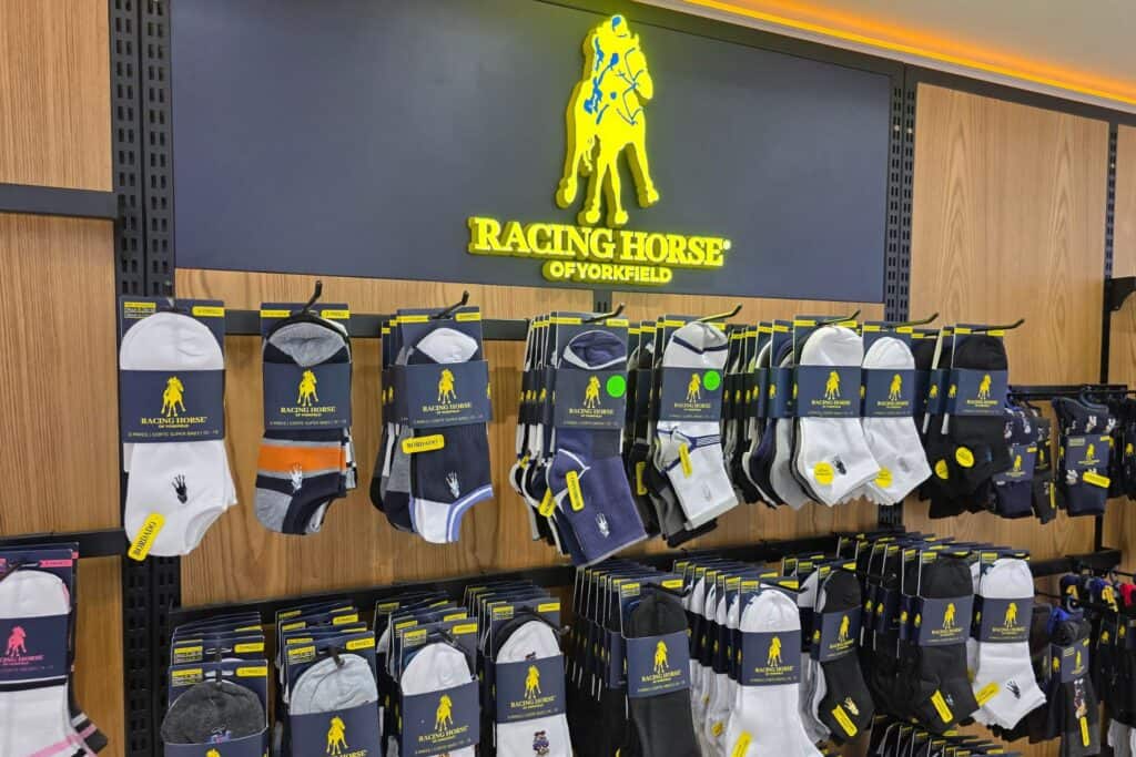 Elbros cuenta con un portafolio amplio que incluye calzado para dama, caballero y niños, sandalias y productos de playa, medias y calcetines, ropa interior, ropa para bebés, además de balones y calzado deportivos.