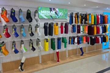 Elbros cuenta con un portafolio amplio que incluye calzado para dama, caballero y niños, sandalias y productos de playa, medias y calcetines, ropa interior, ropa para bebés, además de balones y calzado deportivos.