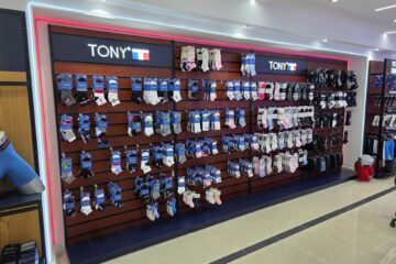 Elbros cuenta con un portafolio amplio que incluye calzado para dama, caballero y niños, sandalias y productos de playa, medias y calcetines, ropa interior, ropa para bebés, además de balones y calzado deportivos.