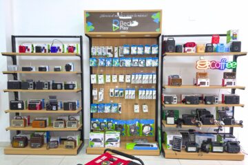 BP Connecting World S.A. es un proveedor mayorista con sede en la Zona Libre de Colón, especializado en la importación y distribución al por mayor de productos electrónicos, iluminación solar, parlantes y bocinas, radios portátiles, ventiladores recargables, accesorios para celulares y computadoras, artículos para el hogar, balones deportivos y bolsas de regalo.