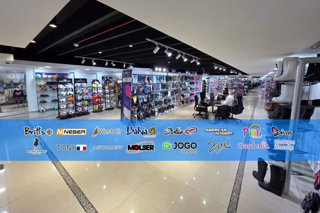 Elbros cuenta con un portafolio amplio que incluye calzado para dama, caballero y niños, sandalias y productos de playa, medias y calcetines, ropa interior, ropa para bebés, además de balones y calzado deportivos.