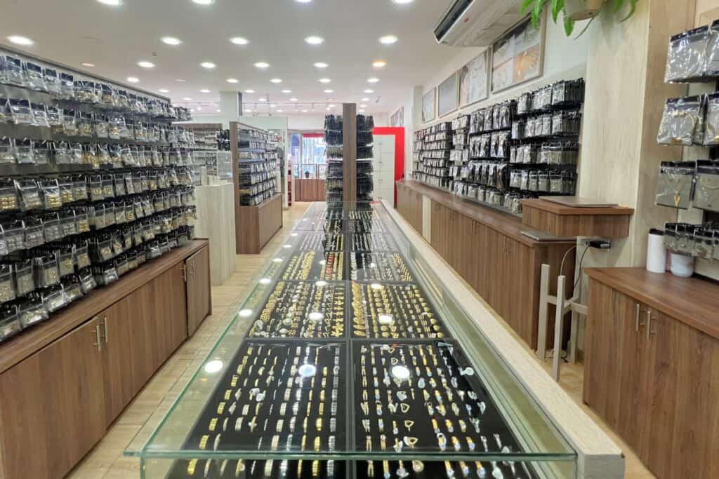 En World Time Inc llevamos 25 años impulsando negocios de joyería en accesorios de Plata 925, Baño de Oro y Acero 316, además de relojería, con un enfoque 100% mayorista.