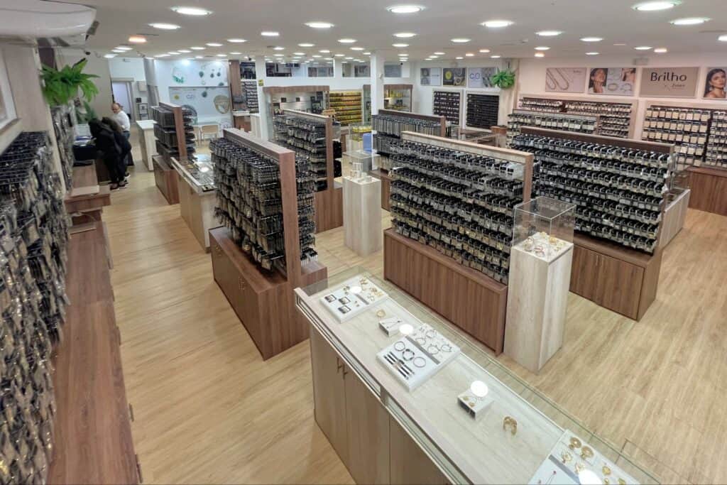 En World Time Inc llevamos 25 años impulsando negocios de joyería en accesorios de Plata 925, Baño de Oro y Acero 316, además de relojería, con un enfoque 100% mayorista.