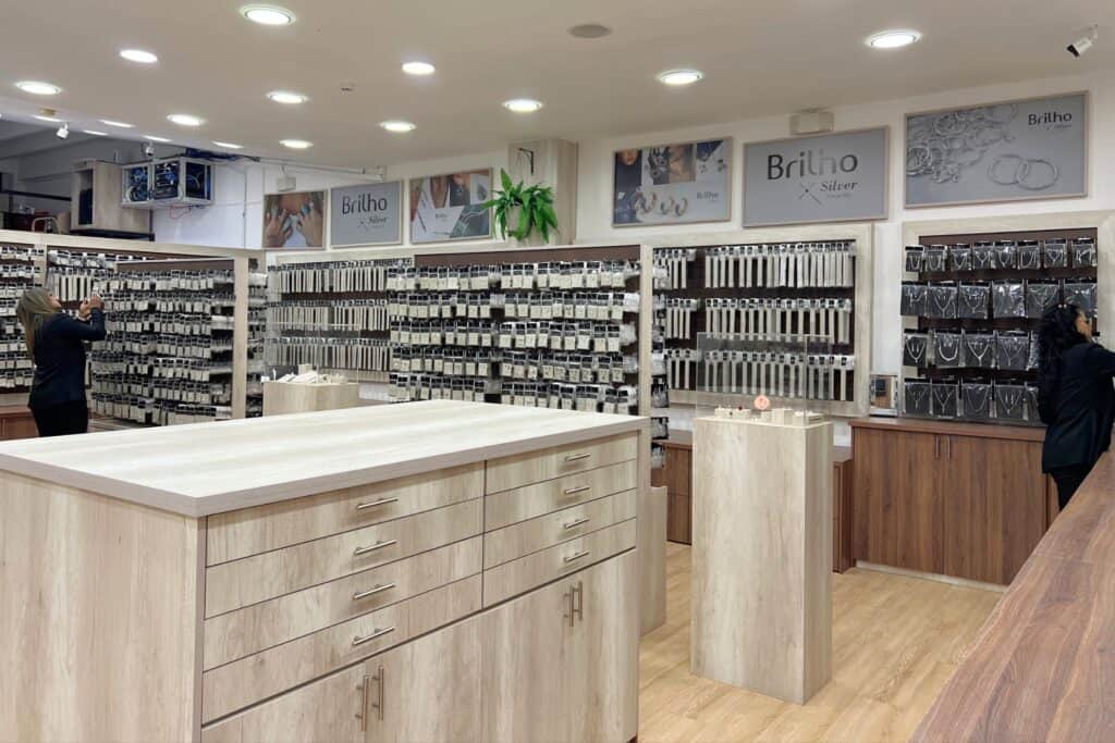 En World Time Inc llevamos 25 años impulsando negocios de joyería en accesorios de Plata 925, Baño de Oro y Acero 316, además de relojería, con un enfoque 100% mayorista.