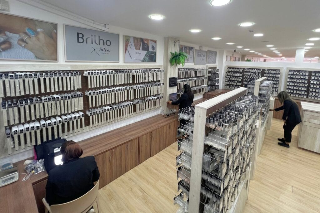 En World Time Inc llevamos 25 años impulsando negocios de joyería en accesorios de Plata 925, Baño de Oro y Acero 316, además de relojería, con un enfoque 100% mayorista.