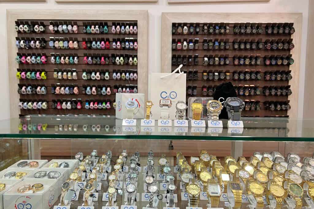 En World Time Inc llevamos 25 años impulsando negocios de joyería en accesorios de Plata 925, Baño de Oro y Acero 316, además de relojería, con un enfoque 100% mayorista.