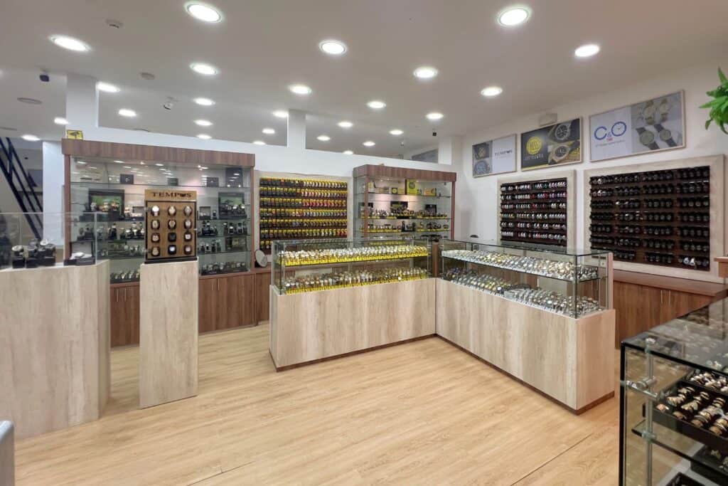 En World Time Inc llevamos 25 años impulsando negocios de joyería en accesorios de Plata 925, Baño de Oro y Acero 316, además de relojería, con un enfoque 100% mayorista.