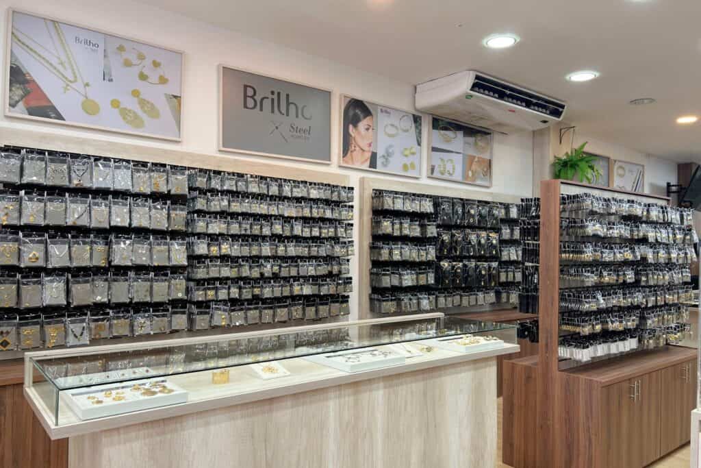 En World Time Inc llevamos 25 años impulsando negocios de joyería en accesorios de Plata 925, Baño de Oro y Acero 316, además de relojería, con un enfoque 100% mayorista.