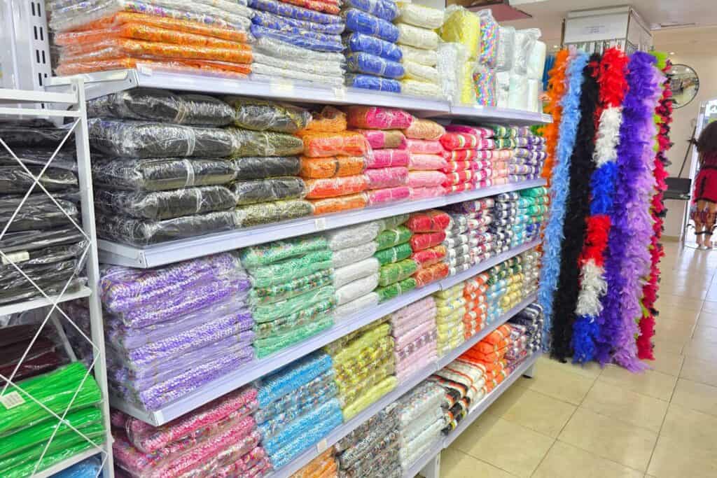 Mega Ensambles Int. S.A. es una empresa dedicada a la distribución mayorista de productos para la elaboración de bisutería, además de artículos de sedería, decoración y temporadas como Carnaval, Fiestas Patrias o Navidad.