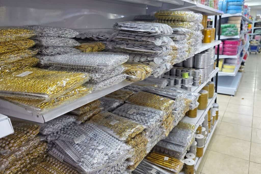 Mega Ensambles Int. S.A. es una empresa dedicada a la distribución mayorista de productos para la elaboración de bisutería, además de artículos de sedería, decoración y temporadas como Carnaval, Fiestas Patrias o Navidad.