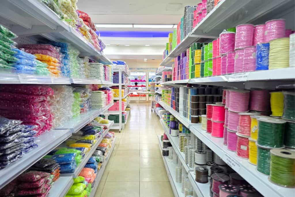 Mega Ensambles Int. S.A. es una empresa dedicada a la distribución mayorista de productos para la elaboración de bisutería, además de artículos de sedería, decoración y temporadas como Carnaval, Fiestas Patrias o Navidad.