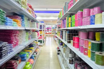 Mega Ensambles Int. S.A. es una empresa dedicada a la distribución mayorista de productos para la elaboración de bisutería, además de artículos de sedería, decoración y temporadas como Carnaval, Fiestas Patrias o Navidad.