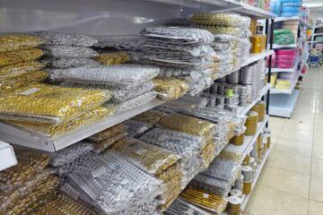 Mega Ensambles Int. S.A. es una empresa dedicada a la distribución mayorista de productos para la elaboración de bisutería, además de artículos de sedería, decoración y temporadas como Carnaval, Fiestas Patrias o Navidad.