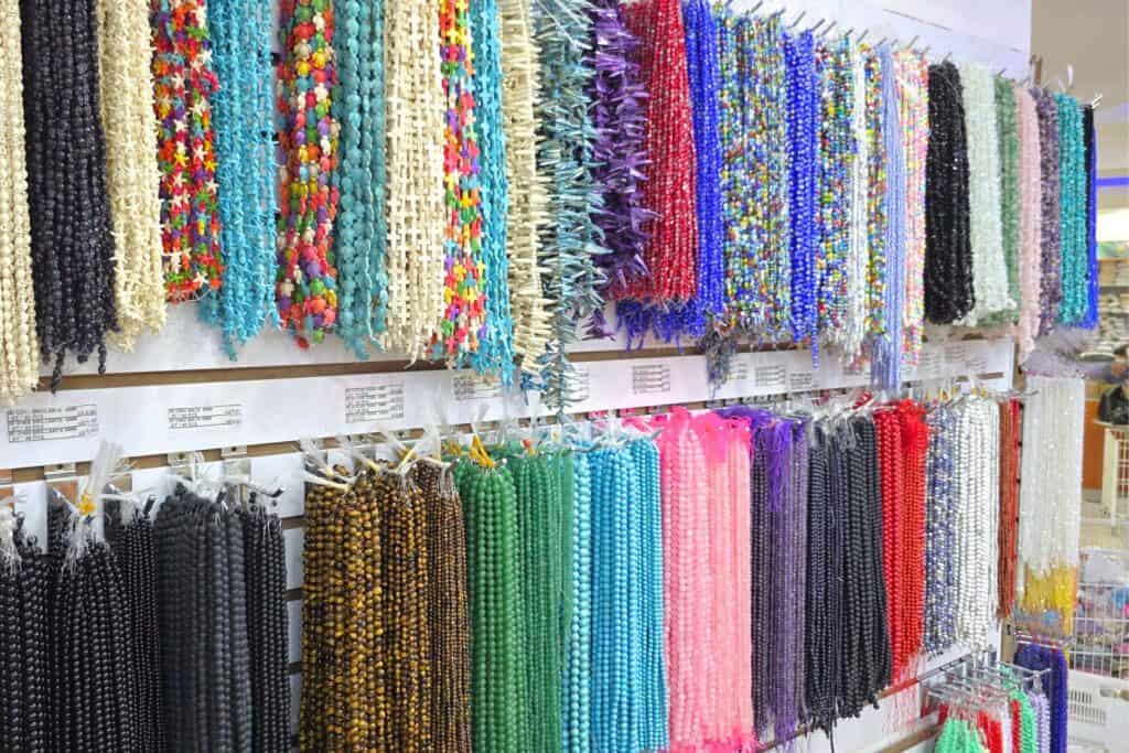 Mega Ensambles Int. S.A. es una empresa dedicada a la distribución mayorista de productos para la elaboración de bisutería, además de artículos de sedería, decoración y temporadas como Carnaval, Fiestas Patrias o Navidad.