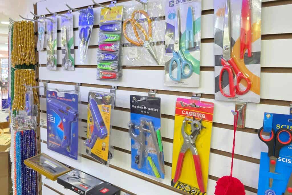 Mega Ensambles Int. S.A. es una empresa dedicada a la distribución mayorista de productos para la elaboración de bisutería, además de artículos de sedería, decoración y temporadas como Carnaval, Fiestas Patrias o Navidad.