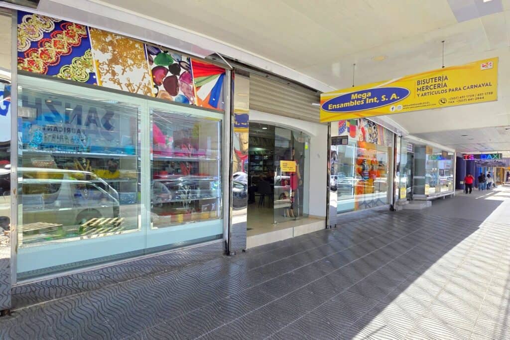 Mega Ensambles Int. S.A. es una empresa dedicada a la distribución mayorista de productos para la elaboración de bisutería, además de artículos de sedería, decoración y temporadas como Carnaval, Fiestas Patrias o Navidad.