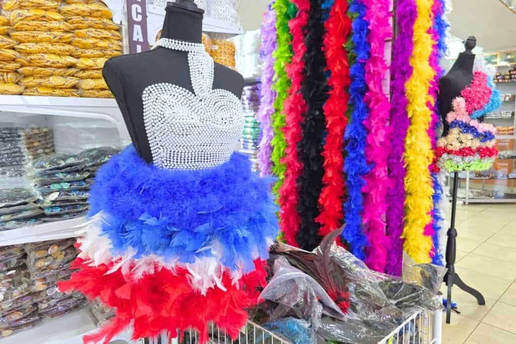 Mega Ensambles Int. S.A. es una empresa dedicada a la distribución mayorista de productos para la elaboración de bisutería, además de artículos de sedería, decoración y temporadas como Carnaval, Fiestas Patrias o Navidad.