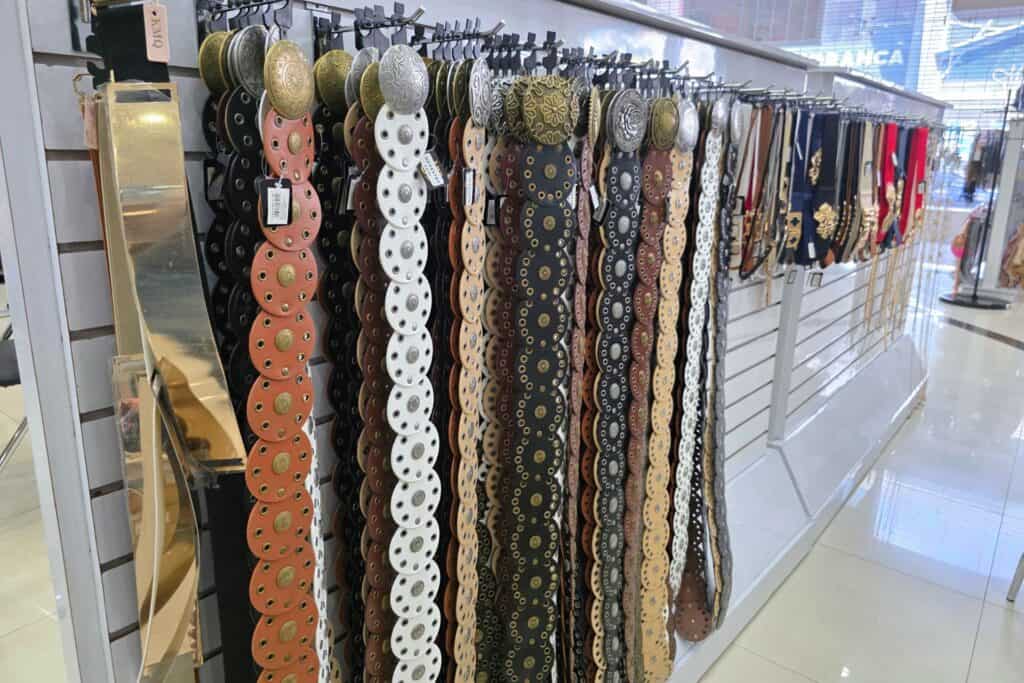 KMQ es un proveedor mayorista en la Zona Libre de Colón especializado en accesorios de moda y productos ópticos de alta rotación, ofreciendo una amplia variedad de lentes de sol, lentes de lectura, monturas y accesorios ópticos, junto a líneas completas de carteras, mochilas, wallets, gorras, sombreros, bisutería fina, pelucas y accesorios de temporada, todo con diseños actuales y precios competitivos, ideal para comerciantes que buscan surtir su negocio con productos que se venden rápido.