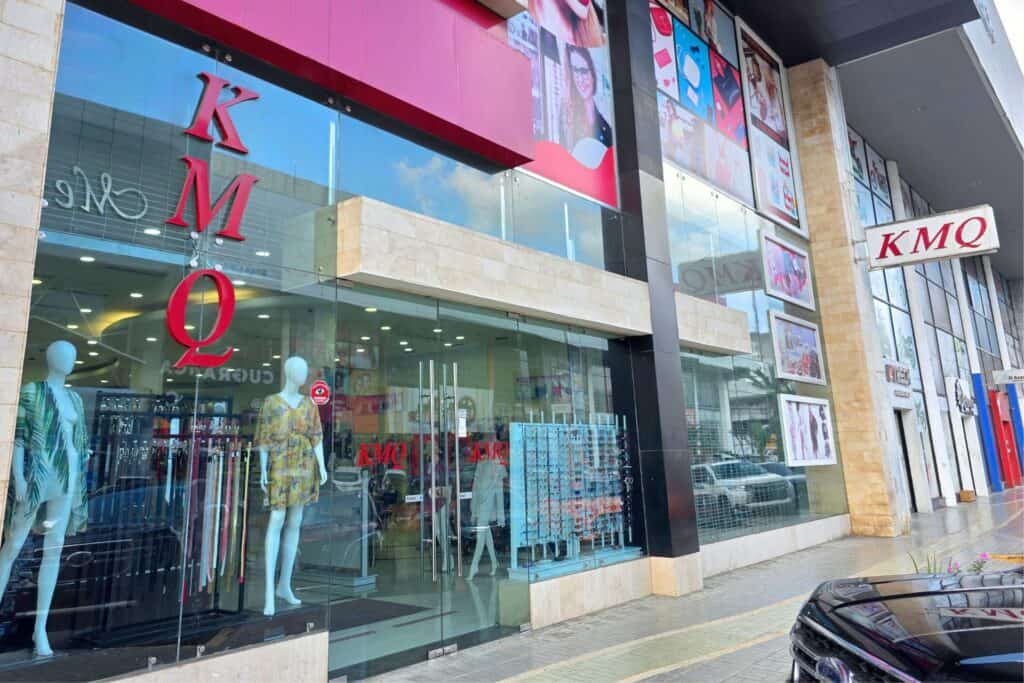 KMQ es un proveedor mayorista en la Zona Libre de Colón especializado en accesorios de moda y productos ópticos de alta rotación, ofreciendo una amplia variedad de lentes de sol, lentes de lectura, monturas y accesorios ópticos, junto a líneas completas de carteras, mochilas, wallets, gorras, sombreros, bisutería fina, pelucas y accesorios de temporada, todo con diseños actuales y precios competitivos, ideal para comerciantes que buscan surtir su negocio con productos que se venden rápido.