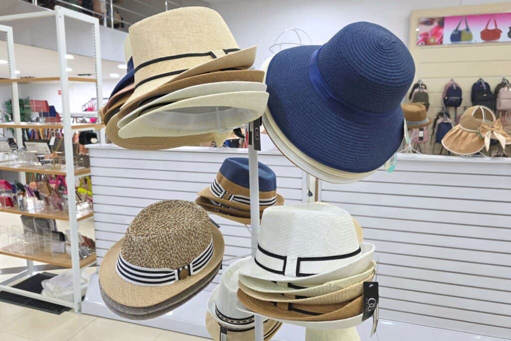 KMQ es un proveedor mayorista en la Zona Libre de Colón especializado en accesorios de moda y productos ópticos de alta rotación, ofreciendo una amplia variedad de lentes de sol, lentes de lectura, monturas y accesorios ópticos, junto a líneas completas de carteras, mochilas, wallets, gorras, sombreros, bisutería fina, pelucas y accesorios de temporada, todo con diseños actuales y precios competitivos, ideal para comerciantes que buscan surtir su negocio con productos que se venden rápido.