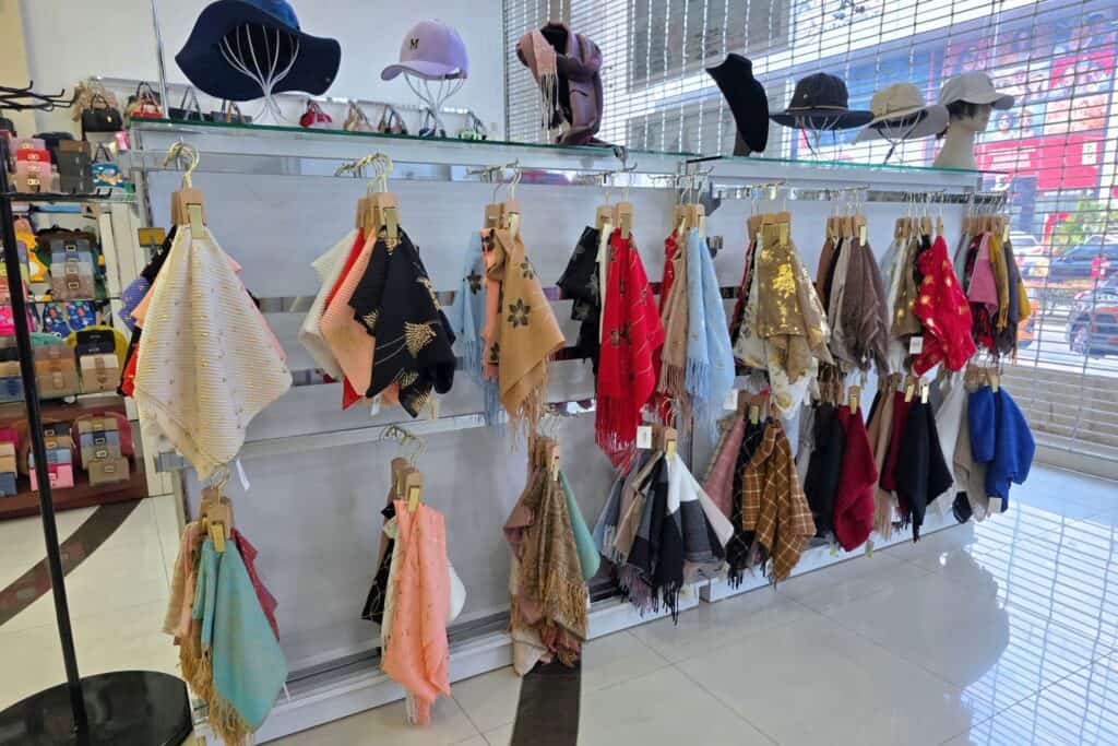 KMQ es un proveedor mayorista en la Zona Libre de Colón especializado en accesorios de moda y productos ópticos de alta rotación, ofreciendo una amplia variedad de lentes de sol, lentes de lectura, monturas y accesorios ópticos, junto a líneas completas de carteras, mochilas, wallets, gorras, sombreros, bisutería fina, pelucas y accesorios de temporada, todo con diseños actuales y precios competitivos, ideal para comerciantes que buscan surtir su negocio con productos que se venden rápido.