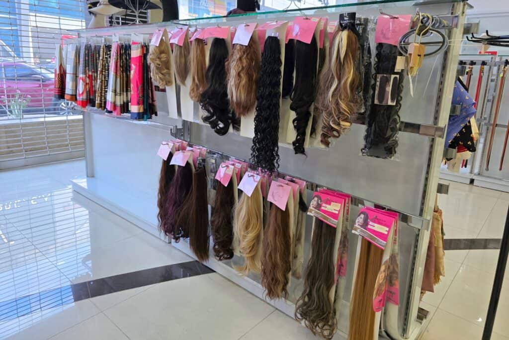 KMQ es un proveedor mayorista en la Zona Libre de Colón especializado en accesorios de moda y productos ópticos de alta rotación, ofreciendo una amplia variedad de lentes de sol, lentes de lectura, monturas y accesorios ópticos, junto a líneas completas de carteras, mochilas, wallets, gorras, sombreros, bisutería fina, pelucas y accesorios de temporada, todo con diseños actuales y precios competitivos, ideal para comerciantes que buscan surtir su negocio con productos que se venden rápido.