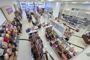 KMQ es un proveedor mayorista en la Zona Libre de Colón especializado en accesorios de moda y productos ópticos de alta rotación, ofreciendo una amplia variedad de lentes de sol, lentes de lectura, monturas y accesorios ópticos, junto a líneas completas de carteras, mochilas, wallets, gorras, sombreros, bisutería fina, pelucas y accesorios de temporada, todo con diseños actuales y precios competitivos, ideal para comerciantes que buscan surtir su negocio con productos que se venden rápido.