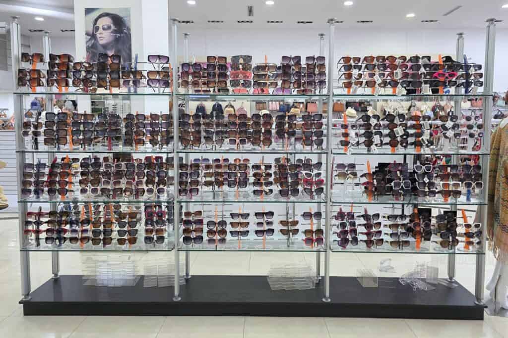 KMQ es un proveedor mayorista en la Zona Libre de Colón especializado en accesorios de moda y productos ópticos de alta rotación, ofreciendo una amplia variedad de lentes de sol, lentes de lectura, monturas y accesorios ópticos, junto a líneas completas de carteras, mochilas, wallets, gorras, sombreros, bisutería fina, pelucas y accesorios de temporada, todo con diseños actuales y precios competitivos, ideal para comerciantes que buscan surtir su negocio con productos que se venden rápido.