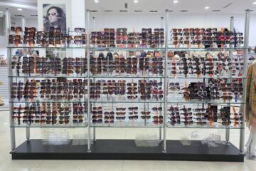 KMQ es un proveedor mayorista en la Zona Libre de Colón especializado en accesorios de moda y productos ópticos de alta rotación, ofreciendo una amplia variedad de lentes de sol, lentes de lectura, monturas y accesorios ópticos, junto a líneas completas de carteras, mochilas, wallets, gorras, sombreros, bisutería fina, pelucas y accesorios de temporada, todo con diseños actuales y precios competitivos, ideal para comerciantes que buscan surtir su negocio con productos que se venden rápido.