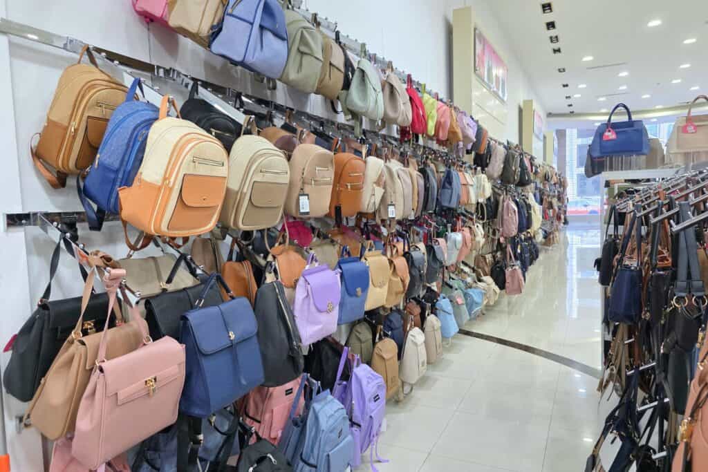 KMQ es un proveedor mayorista en la Zona Libre de Colón especializado en accesorios de moda y productos ópticos de alta rotación, ofreciendo una amplia variedad de lentes de sol, lentes de lectura, monturas y accesorios ópticos, junto a líneas completas de carteras, mochilas, wallets, gorras, sombreros, bisutería fina, pelucas y accesorios de temporada, todo con diseños actuales y precios competitivos, ideal para comerciantes que buscan surtir su negocio con productos que se venden rápido.