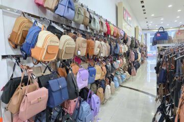 KMQ es un proveedor mayorista en la Zona Libre de Colón especializado en accesorios de moda y productos ópticos de alta rotación, ofreciendo una amplia variedad de lentes de sol, lentes de lectura, monturas y accesorios ópticos, junto a líneas completas de carteras, mochilas, wallets, gorras, sombreros, bisutería fina, pelucas y accesorios de temporada, todo con diseños actuales y precios competitivos, ideal para comerciantes que buscan surtir su negocio con productos que se venden rápido.