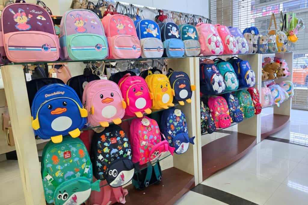 KMQ es un proveedor mayorista en la Zona Libre de Colón especializado en accesorios de moda y productos ópticos de alta rotación, ofreciendo una amplia variedad de lentes de sol, lentes de lectura, monturas y accesorios ópticos, junto a líneas completas de carteras, mochilas, wallets, gorras, sombreros, bisutería fina, pelucas y accesorios de temporada, todo con diseños actuales y precios competitivos, ideal para comerciantes que buscan surtir su negocio con productos que se venden rápido.